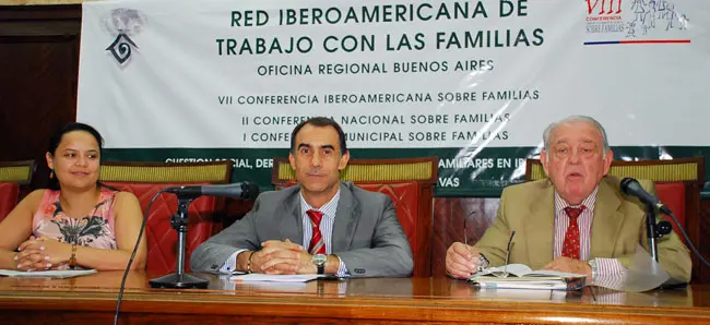 El consejero César Antón –en el centro–, durante la conferencia ofrecida en la Universidad de Buenos Aires.