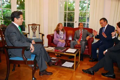 Un momento de la reunión en la embajada de España.