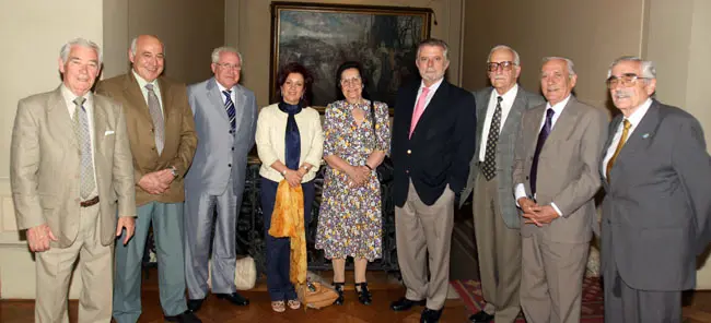 Pilar Pin con los miembros del CRE y el cónsul general, Víctor Fagilde. 