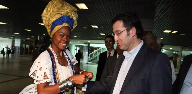 Feijóo recibe un recuerdo a su llegada a Brasil.