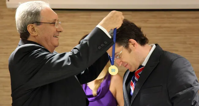 Manuel Antas Fraga condecoró al presidente de la Xunta, Alberto Núñez Feijóo, con la medalla Real Sociedad del Hospital Espanhol de Salvador de Bahía. 