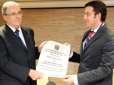 Feijóo recibió de manos de Manuel Antas Fraga un diploma acreditativo de la concesión de la medalla Real Sociedad. 