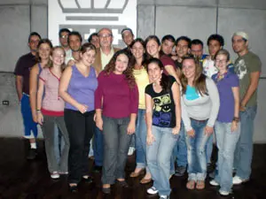 Parte de los jóvenes, junto al consejero de Trabajo e Inmigración de la Embajada de España, durante la inauguración del curso. 