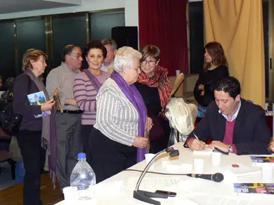 El periodista salmantino y escritor Jorge Moreta, firmando libros tras la presentación en Barcelona.