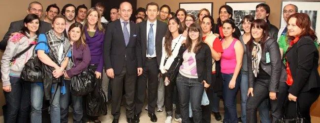  El presidente Feijóo y el secretario Camba posan con los jóvenes del Congreso.