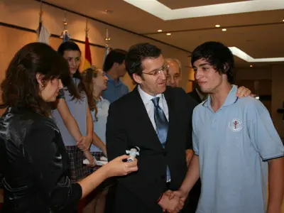  Núñez Feijóo entregó el diploma a los jóvenes del Colegio Santiago Apóstol.