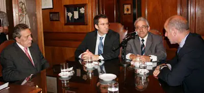  Un momento de la reuni&oacute;n de la comitiva gallega con los directivos del Centro Gallego.
