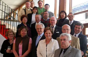 María José Ramos y Ana Rivas, con los presidentes de centros que asistieron al Día de Asturias en el Exterior. 