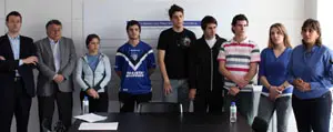 Ana Rivas y Manuel Fernández de la Cera, con algunos de los participantes en los Campos de Trabajo.