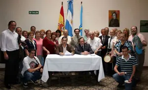 Salvador Fern&aacute;ndez Moreda y Carlos Ameijeiras se disponen a firmar el convenio de colaboraci&oacute;n entre la &lsquo;Asociaci&oacute;n Ben&eacute;fica, Cultural y Recreativa de Corcubi&oacute;n&rsquo; y el gobierno provincial. 