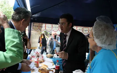  Feijóo visitó los diferentes stands de las autonomías.