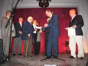 Rafael Louz&aacute;n entrega el pergamino a Celestino Pichel.