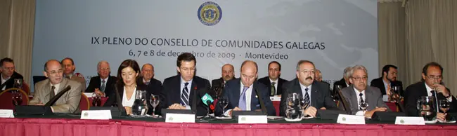  El presidente y el resto de autoridades durante la clausura del IX Pleno del Consello de Comunidades Galegas en Montevideo.