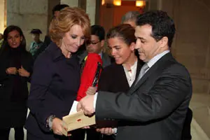 Esperanza Aguirre y José Luis Beato, durante su encuentro, en presencia de Victoria Cristóbal.