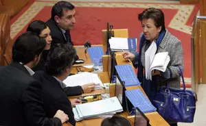 Pilar Farjas conversa con otros diputados del PP durante la sesi&oacute;n plenaria de la semana pasada. 