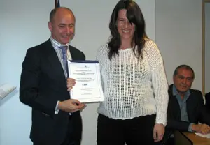 Camba entrega uno de los diplomas. 
