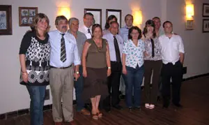 Miembros del CRE y autoridades consulares posan juntos. 