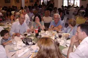 Un momento del almuerzo de confraternización en la casa regional.