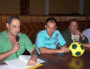 Carlos Ortega Pérez, presidente de la asociación Casa Canaria Fútbol Club; Orlando Jesús Lorenzo Rodríguez, tesorero; y José Díaz Corujo, vocal Principal.