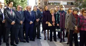 Manuel Fernández de la Cera y Esther Díaz, rodeados de autoridades asturianas y alicantinas. 