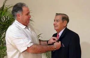  Antonio Fabal, presidente de la Agrupaci&oacute;n Galaica, condecora con el &lsquo;Bot&oacute;n de Oro&rsquo;, a Juan Antonio Oti Loza, secretario general de la HGV 1981-1983.