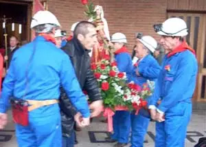 La patrona de los mineros salió a la calle para ser homenajeada. 