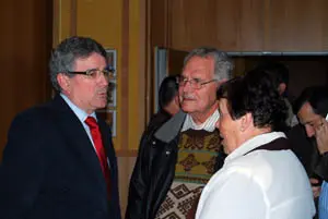  El consejero de Gobernación conversa con algunos de los presentes en la clausura de las jornadas.