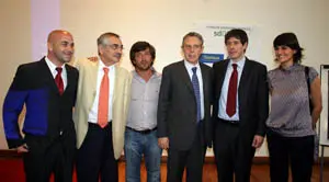  Rafael Estrella, con algunos de los participantes en el Foro.
