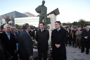 Feij&oacute;o, acompa&ntilde;ado por Fern&aacute;ndez Moreda, ante la estatua inaugurada en Vimianzo.