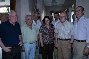  La consejera de Presidencia, María José Ramos, junto a la directiva del Club Tinetense durante su última visita a Argentina.