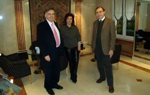 Pilar Pin, junto al consejero laboral, José Ramón Manjón, y el presidente del CGCEE, Francisco Ruiz, a su llegada a Ginebra.