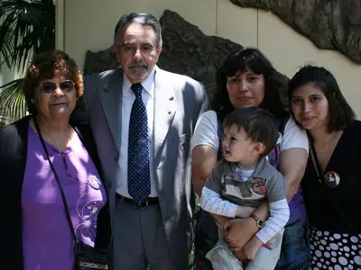 Alcira del Valle; el delegado del Gobierno de Cataluña en Argentina, Jordi Font, Marta, Ignacio y Manuela, ante el monumento en recuerdo de los desaparecidos.