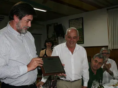 El presidente de AEGA, Osvaldo Rafael M&eacute;ndez &ndash;dcha.&ndash;, entreg&oacute; la distinci&oacute;n de la Asociaci&oacute;n al consejero de Trabajo, Guillermo Hern&aacute;ndez. 