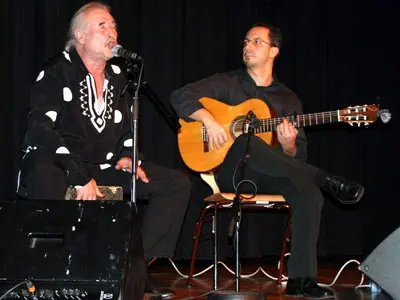 La fiesta fue amenizada por un cantaor y un guitarrista. 