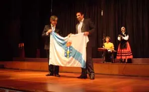 Manuel Loureiro hizo entrega a Sergio Pinto de una bandera gallega enviada por Santiago Camba. 