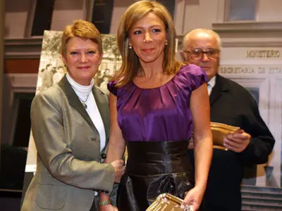 La secretaria de Estado de Inmigración y Emigración entregó la placa conmemorativa a la hija de Manuel Ferrol. 