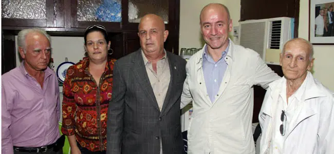 Santiago Camba y Castelao, con los directivos de la sociedad Naturales de Ortigueira.