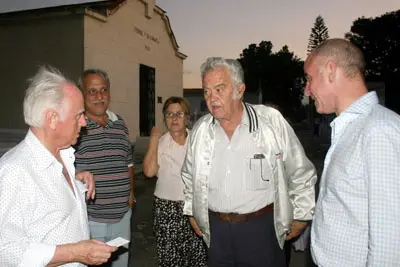  Los dirigentes de la Xunta animaron a Domingo Regueiro a seguir trabajando para preservar el legado de los gallegos.