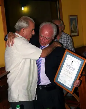  Muy emocionado, Castelao recibió el diploma de asociado de manos de Ogando.