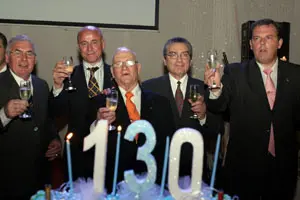  Camba con los dirigentes del Centro Gallego de Montevideo, durante la celebraci&oacute;n de sus 130 a&ntilde;os de vida.