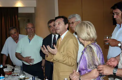  Jos&eacute; Vila dese&oacute; a los presentes unas muy felices fiestas.