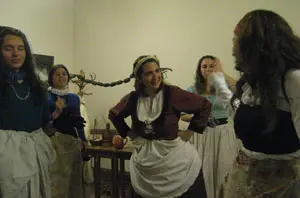 Las chicas del cuerpo de baile se preparan para la actuación.