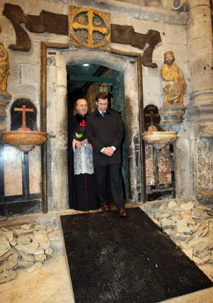  Alberto N&uacute;&ntilde;ez Feij&oacute;o, en el momento de cruzar la Puerta Santa.