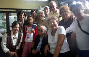  Pena Alba, en sus 95 a&ntilde;os, junto a los socios de Sarria.