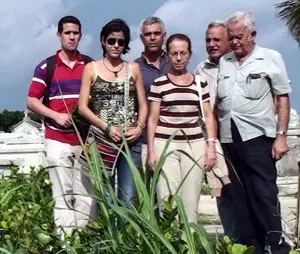  De izquierda a derecha, Sixto G&oacute;mez, Alena M&eacute;ndez, Rolando Sab&iacute;n, Beatriz Quintana, Francisco Mondelo y Domingo Regueiro, ante el lugar donde est&aacute; enterrado Fontenla Leal.