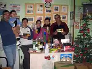  Una de las familias que recibió los productos navideños.