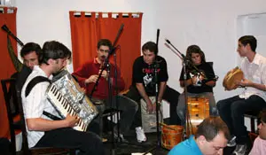 El grupo de Xeito Novo, actuando durante la inauguración de la nueva sede.