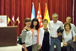  Ángel Cappa, junto a algunos de los asistentes a su charla en Bahía Blanca.