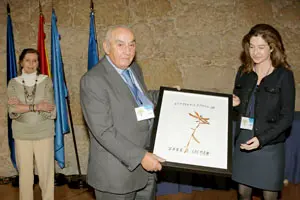  José Cosmen Adelaida recibe su distinción como socio de honor de la asociación.
