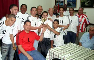 Carmelo y Cerra entregaron el trofeo a los ganadores.
